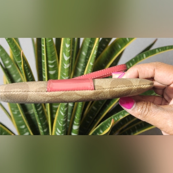 Coach Zip Wristlet In Signature Canvas NWT - Picture 2 of 6